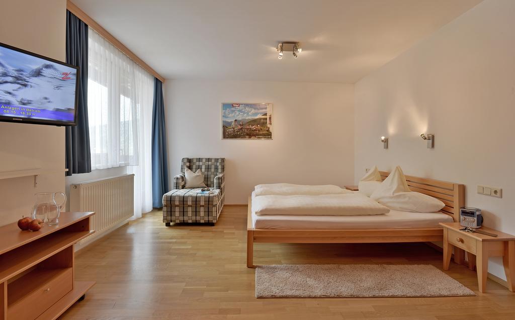 Ferienwohnungen Haus Der Mitte Mayrhofen Room photo
