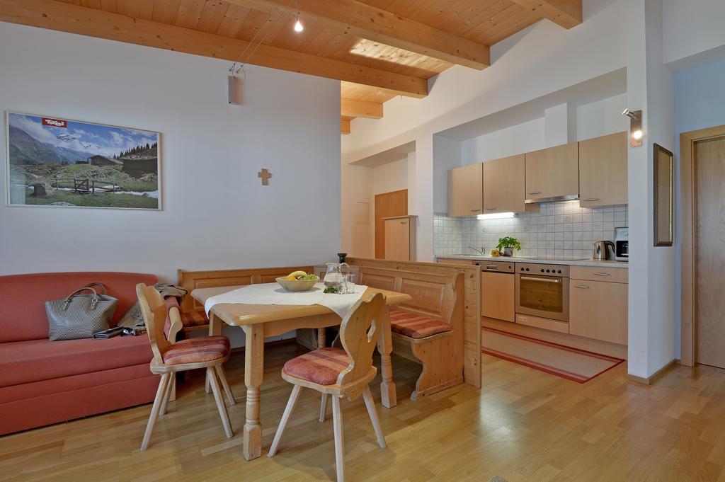 Ferienwohnungen Haus Der Mitte Mayrhofen Room photo
